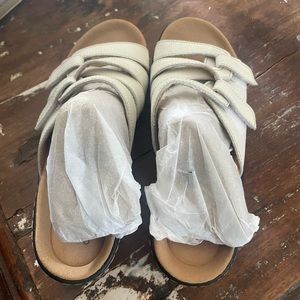 Clark’s Women Never Been Worn Karli Sandal Size 7